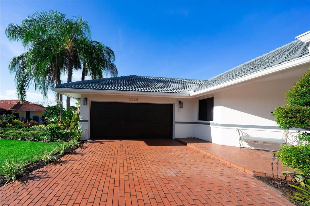 合同活跃: $725,000 (4 贝兹, 2 浴室, 2765 平方英尺)