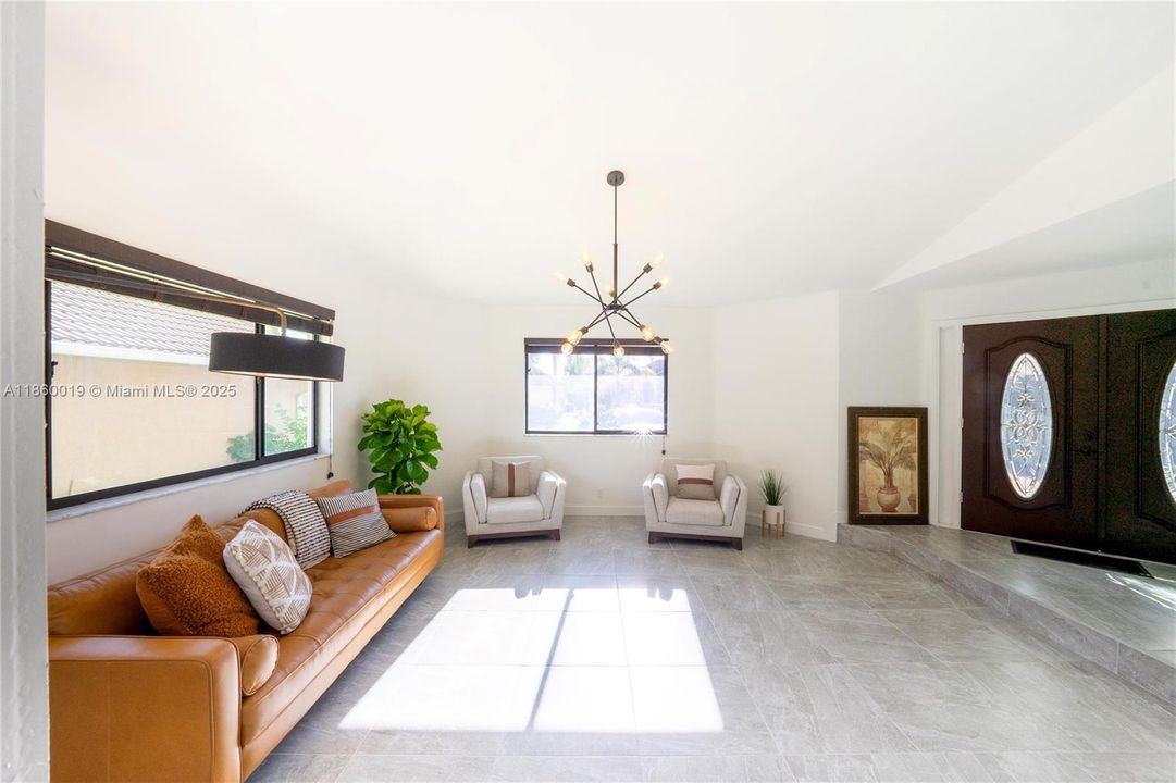 合同活跃: $725,000 (4 贝兹, 2 浴室, 2765 平方英尺)