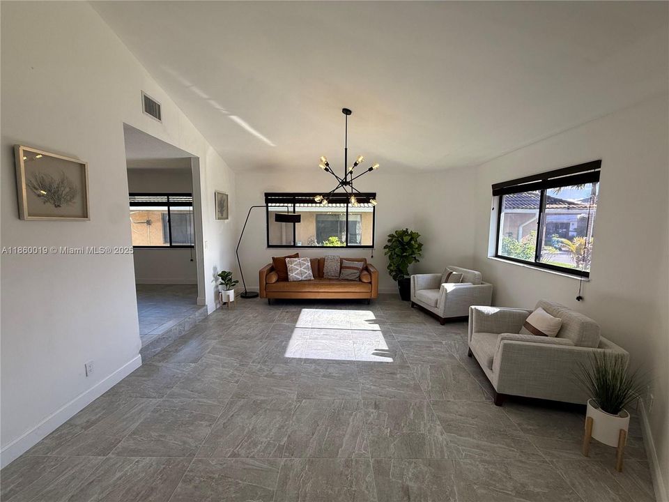 合同活跃: $725,000 (4 贝兹, 2 浴室, 2765 平方英尺)