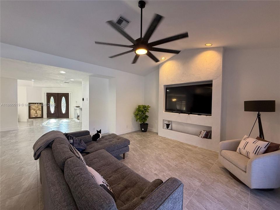 合同活跃: $725,000 (4 贝兹, 2 浴室, 2765 平方英尺)