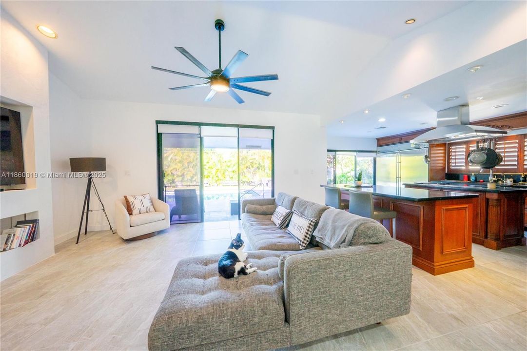 合同活跃: $725,000 (4 贝兹, 2 浴室, 2765 平方英尺)