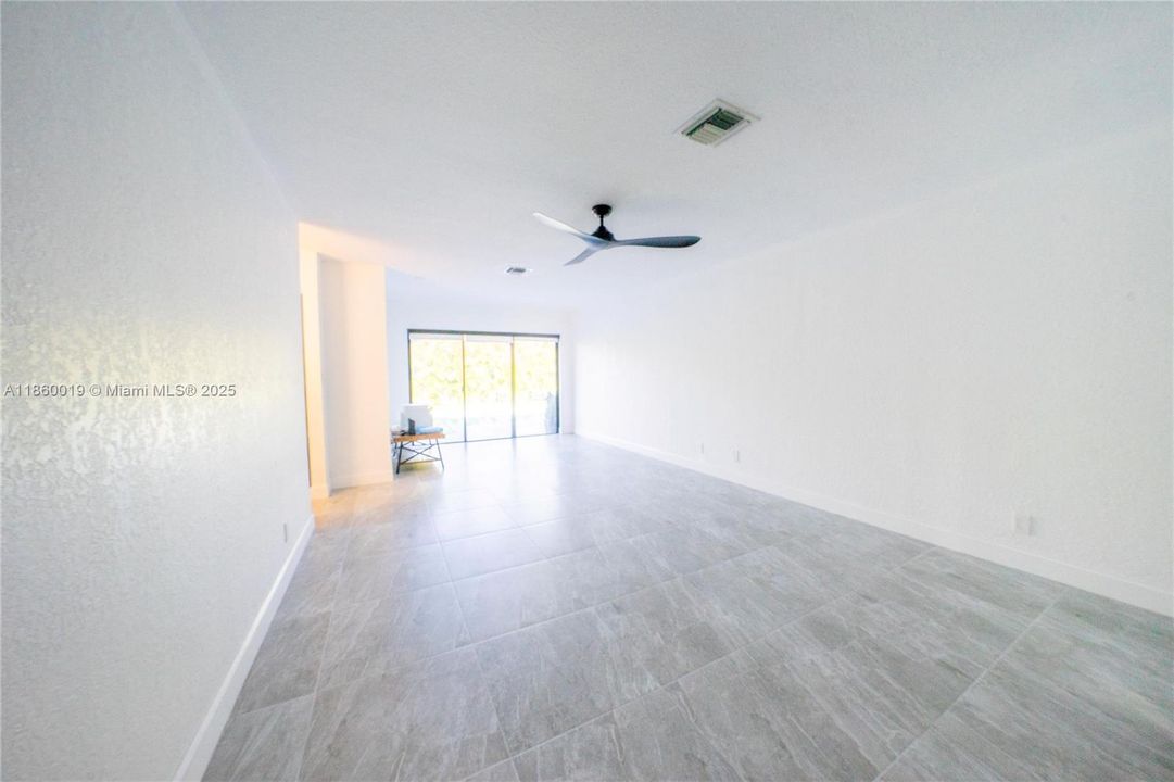 合同活跃: $725,000 (4 贝兹, 2 浴室, 2765 平方英尺)