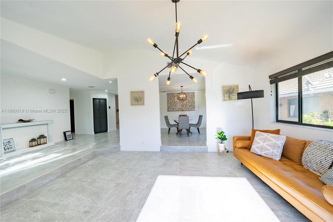 合同活跃: $725,000 (4 贝兹, 2 浴室, 2765 平方英尺)