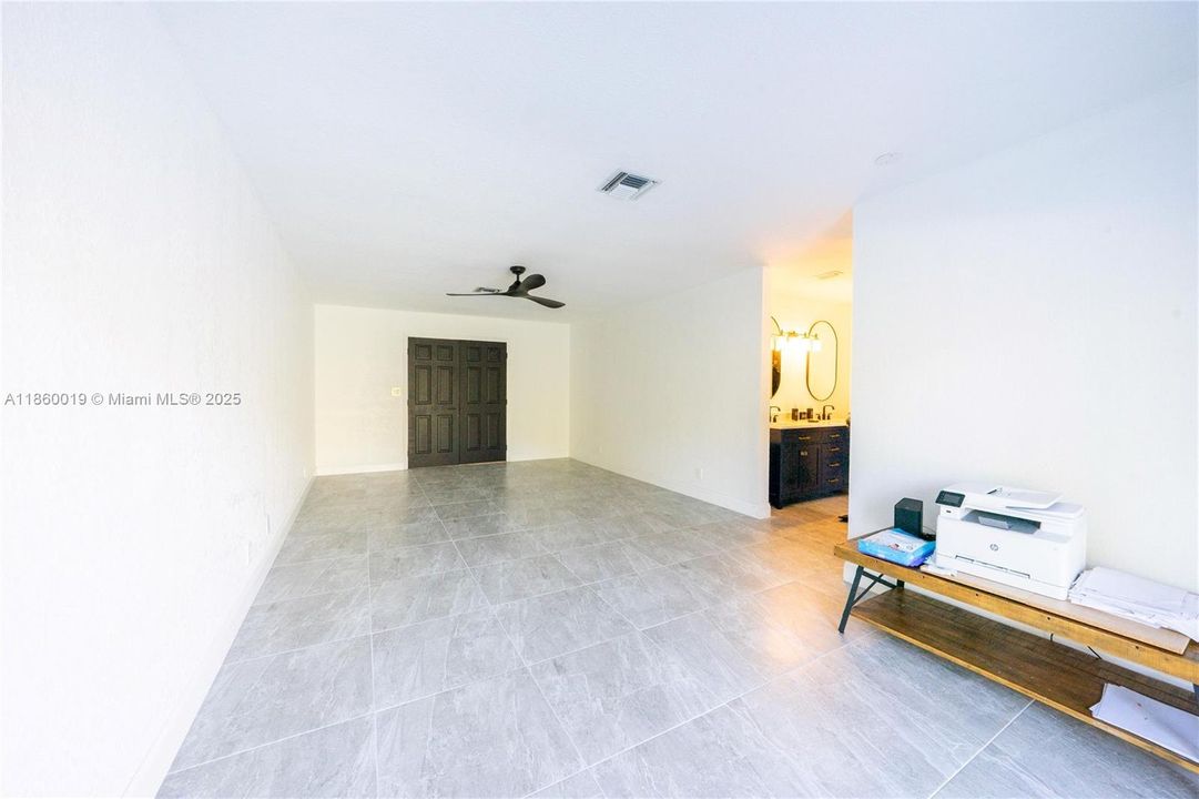 合同活跃: $725,000 (4 贝兹, 2 浴室, 2765 平方英尺)