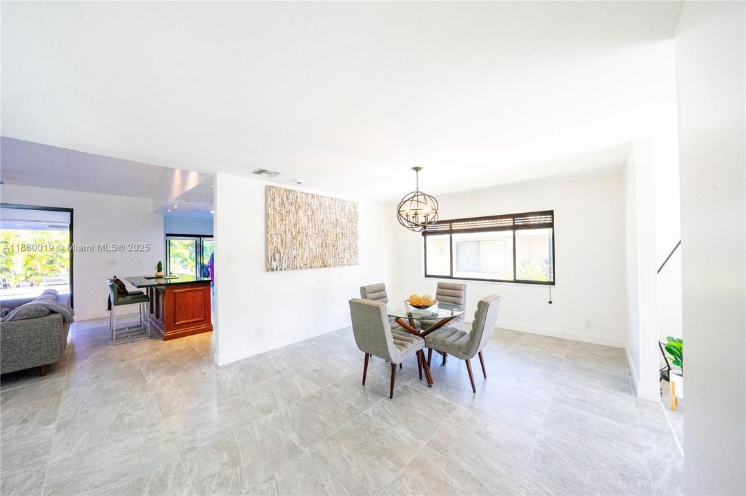 合同活跃: $725,000 (4 贝兹, 2 浴室, 2765 平方英尺)