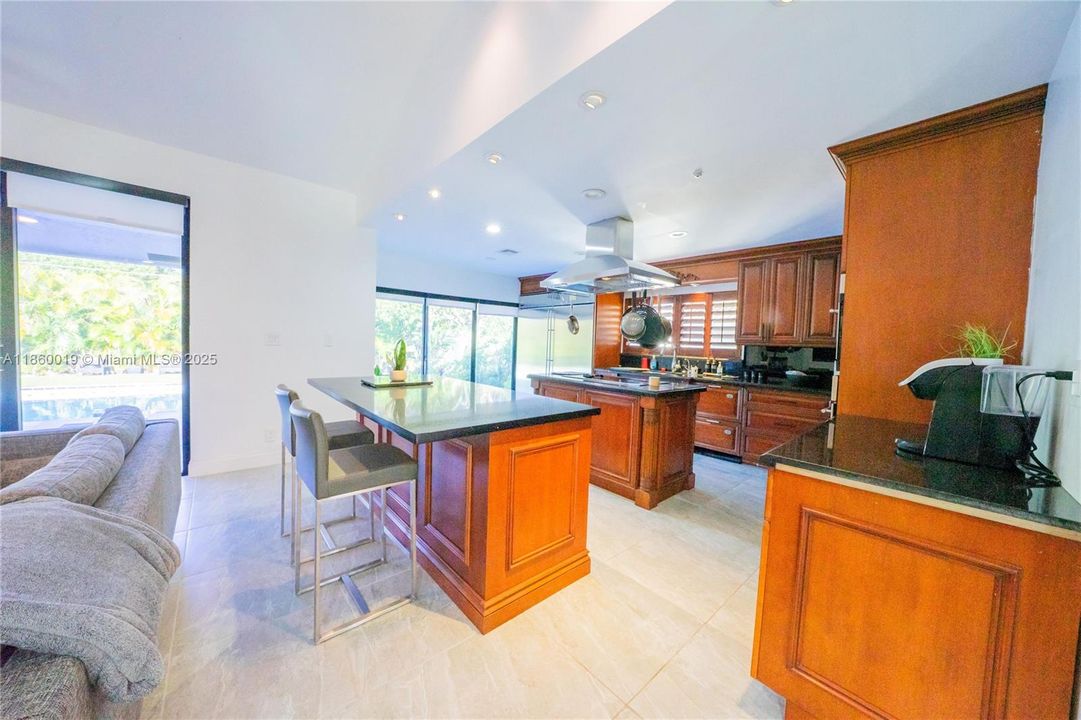 合同活跃: $725,000 (4 贝兹, 2 浴室, 2765 平方英尺)