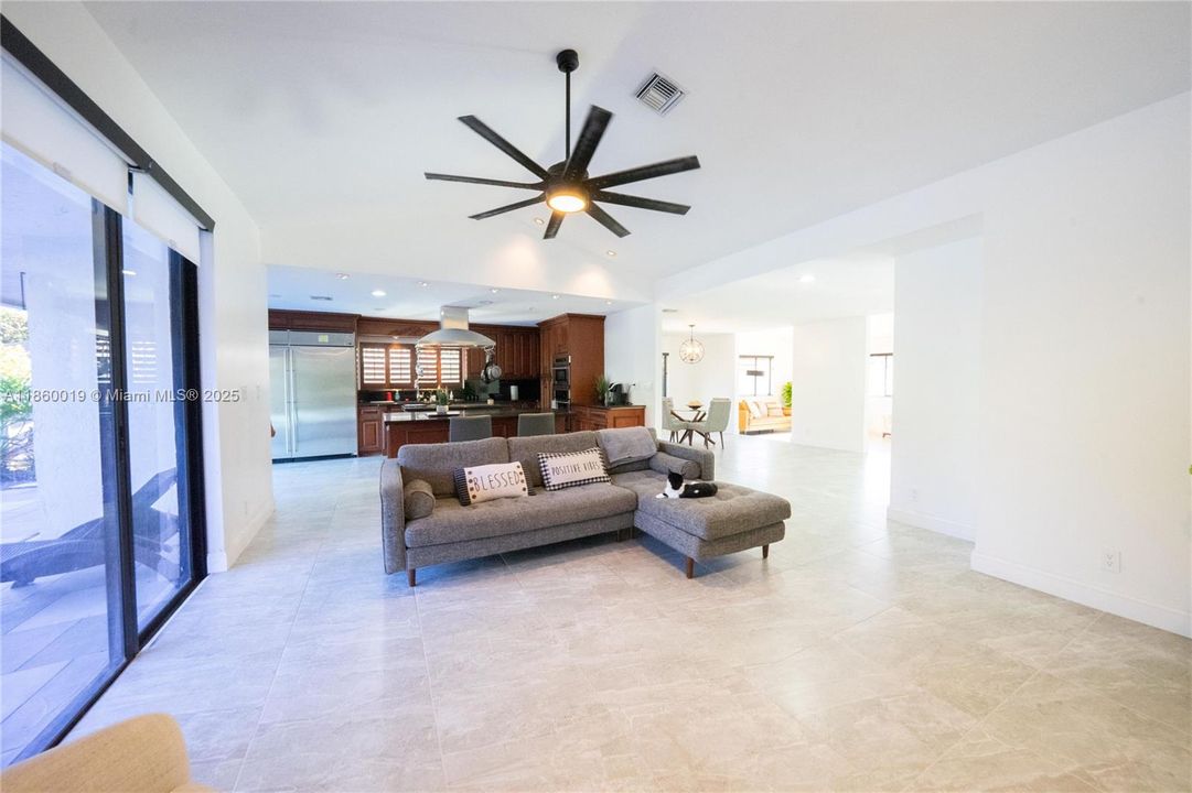 合同活跃: $725,000 (4 贝兹, 2 浴室, 2765 平方英尺)