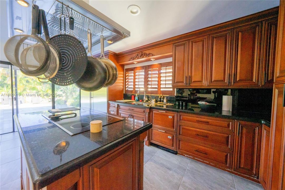 合同活跃: $725,000 (4 贝兹, 2 浴室, 2765 平方英尺)