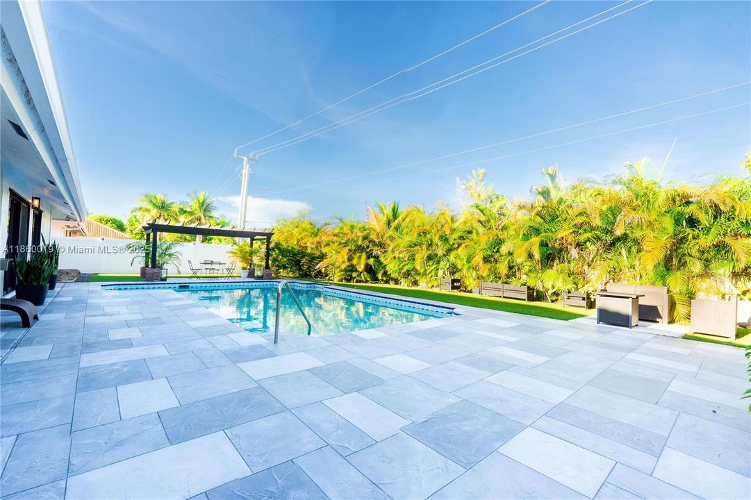 合同活跃: $725,000 (4 贝兹, 2 浴室, 2765 平方英尺)