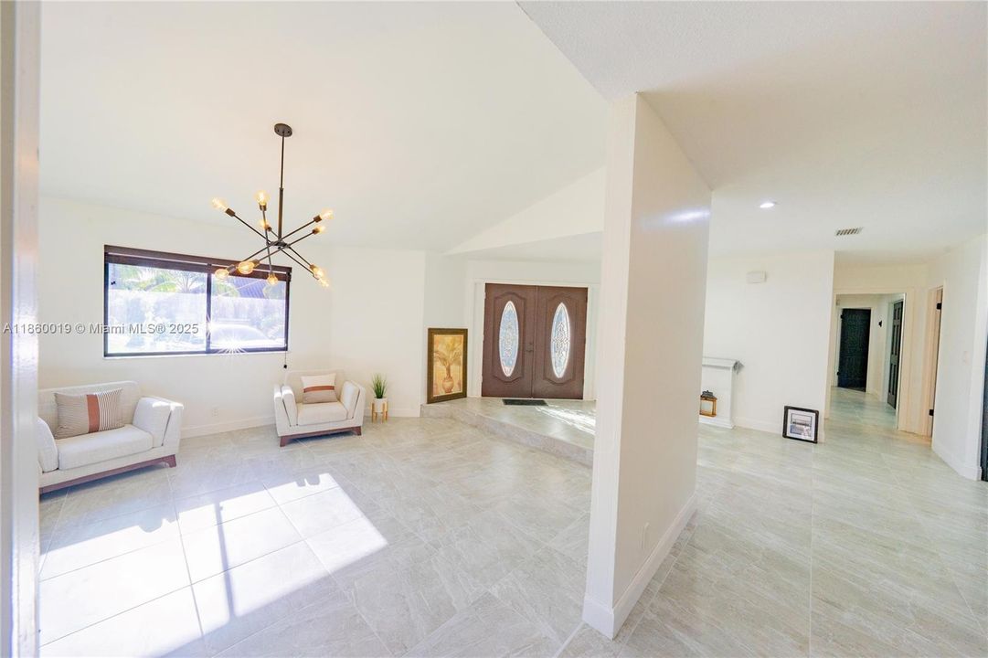 合同活跃: $725,000 (4 贝兹, 2 浴室, 2765 平方英尺)