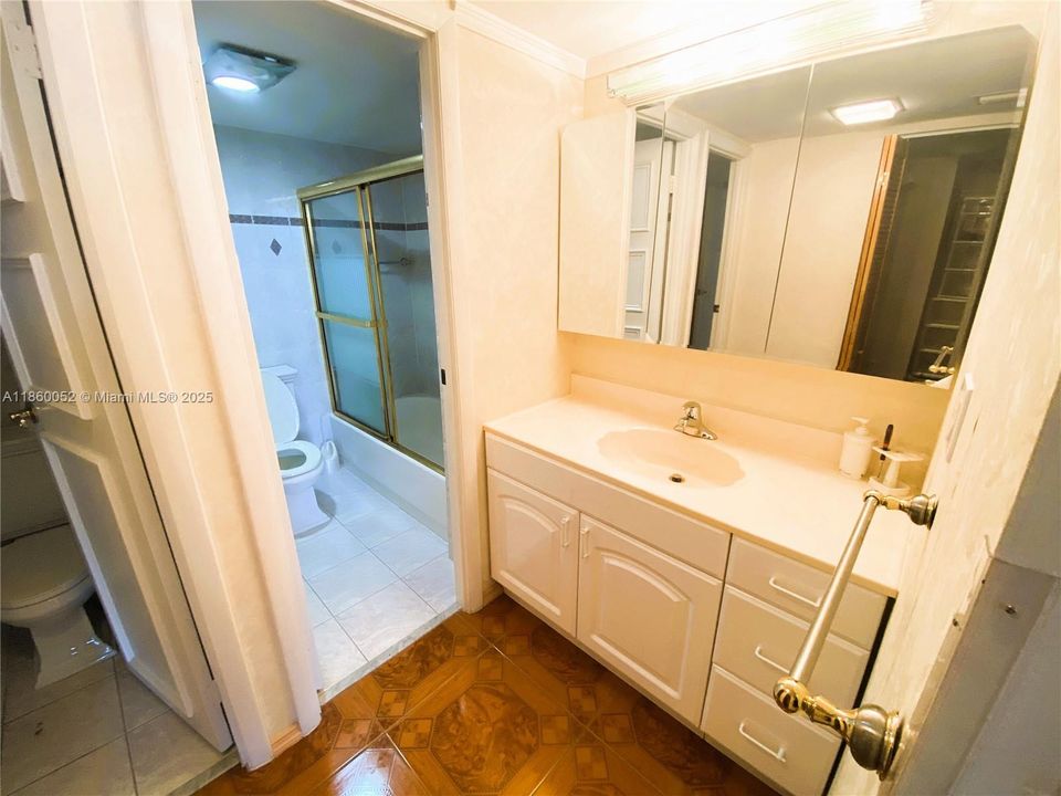 待售: $215,000 (1 贝兹, 1 浴室, 913 平方英尺)