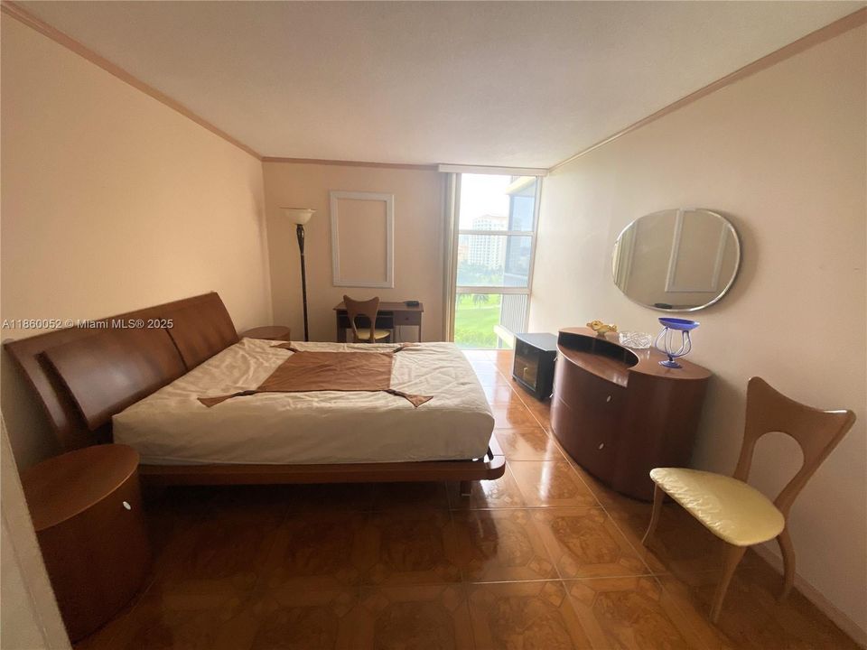 待售: $215,000 (1 贝兹, 1 浴室, 913 平方英尺)