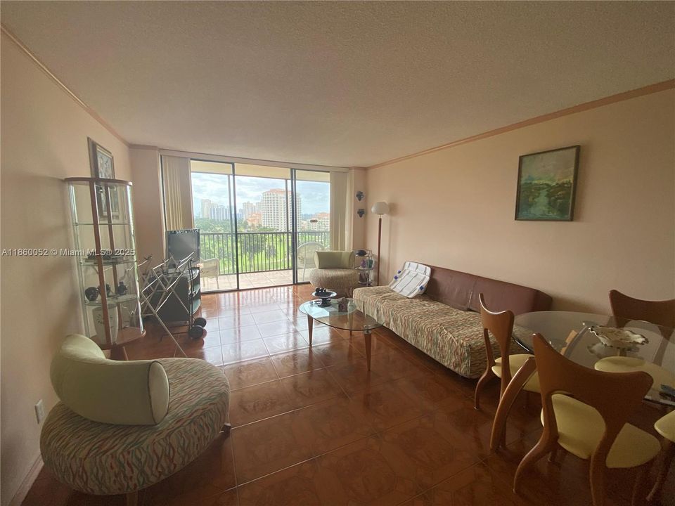 待售: $215,000 (1 贝兹, 1 浴室, 913 平方英尺)