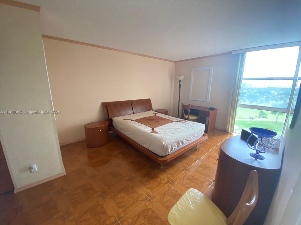 待售: $215,000 (1 贝兹, 1 浴室, 913 平方英尺)