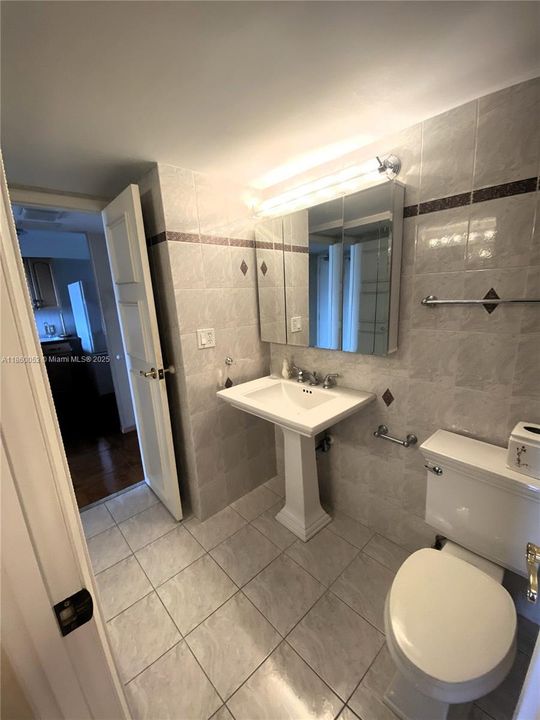 待售: $215,000 (1 贝兹, 1 浴室, 913 平方英尺)