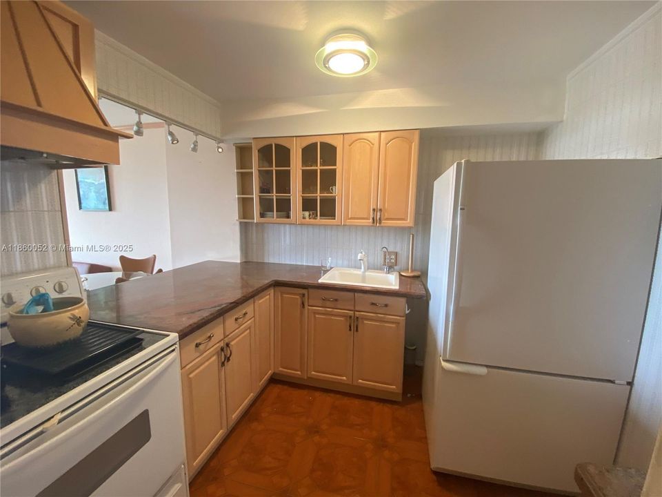 待售: $215,000 (1 贝兹, 1 浴室, 913 平方英尺)