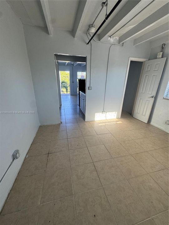 出租: $800 (1 贝兹, 1 浴室, 437 平方英尺)