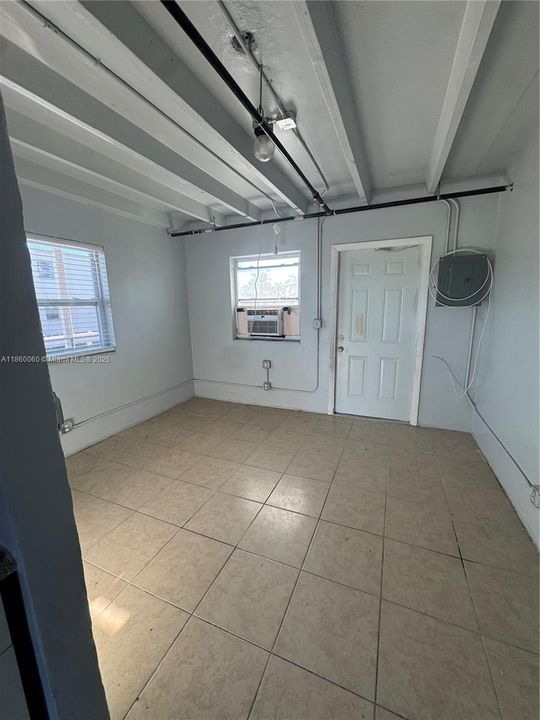 出租: $800 (1 贝兹, 1 浴室, 437 平方英尺)