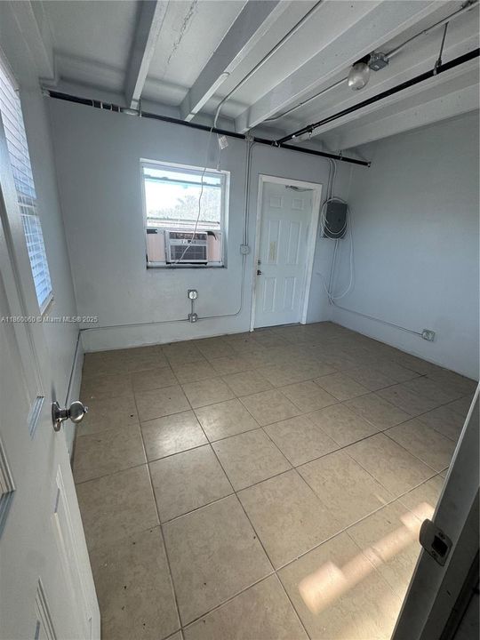 出租: $800 (1 贝兹, 1 浴室, 437 平方英尺)