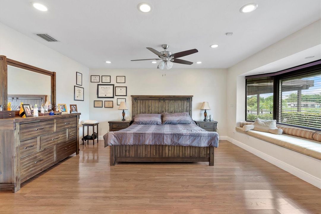 For Sale: $1,400,000 (5 beds, 3 baths, 2357 Square Feet)