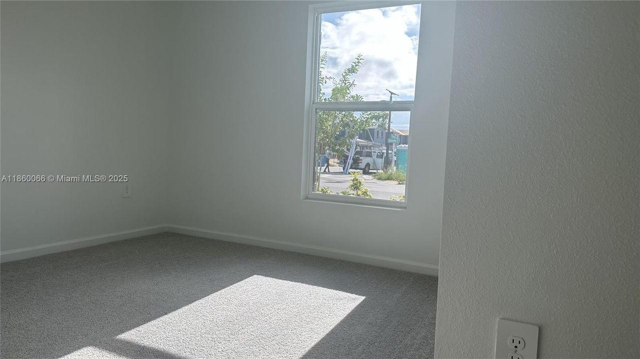 Recently Rented: $1,900 (3 beds, 2 baths, 1487 Square Feet)
