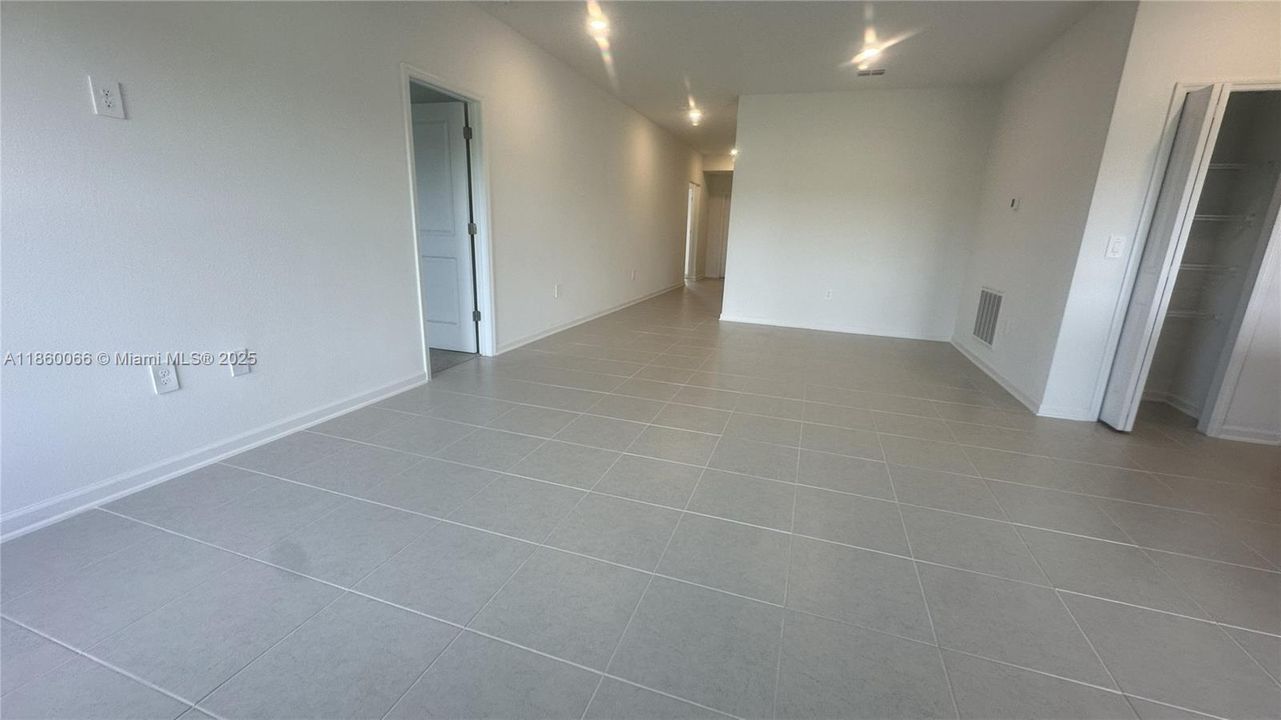 Recently Rented: $1,900 (3 beds, 2 baths, 1487 Square Feet)