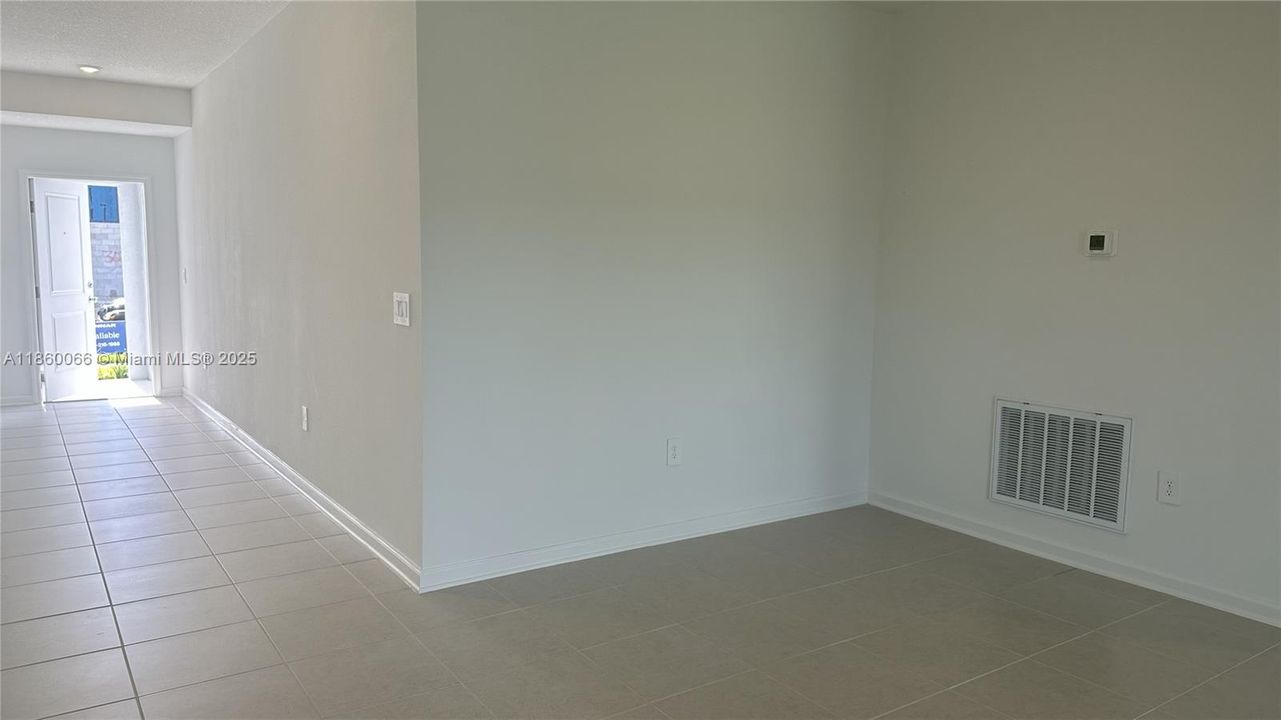 Recently Rented: $1,900 (3 beds, 2 baths, 1487 Square Feet)