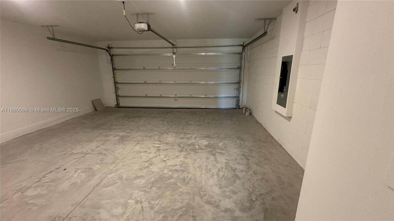 Recently Rented: $1,900 (3 beds, 2 baths, 1487 Square Feet)