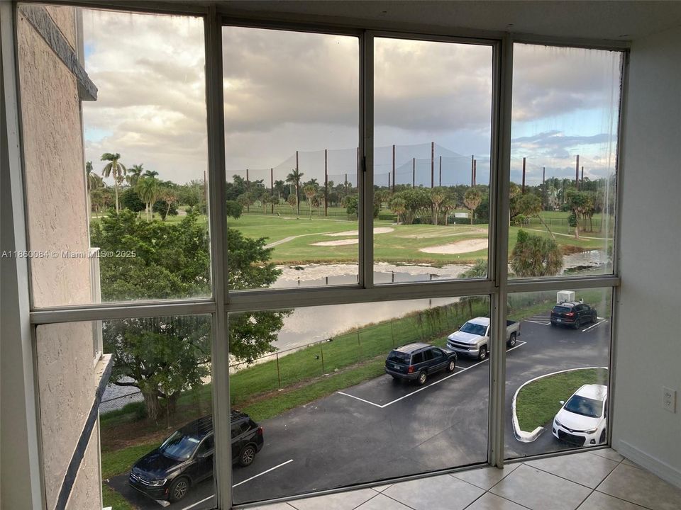 Active With Contract: $1,700 (1 beds, 1 baths, 740 Square Feet)