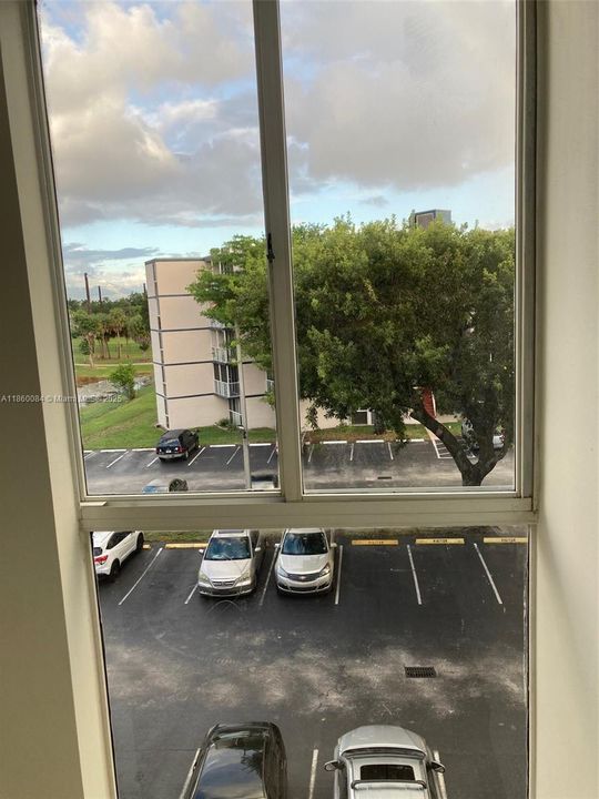 Active With Contract: $1,700 (1 beds, 1 baths, 740 Square Feet)