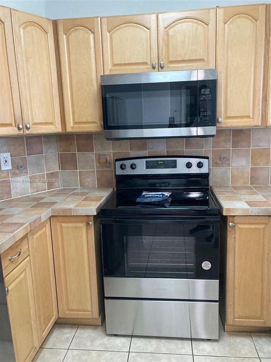 Active With Contract: $1,700 (1 beds, 1 baths, 740 Square Feet)