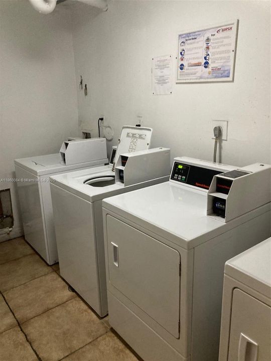 Active With Contract: $1,700 (1 beds, 1 baths, 740 Square Feet)