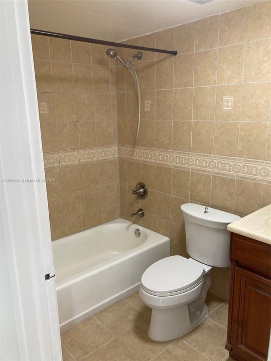 Active With Contract: $1,700 (1 beds, 1 baths, 740 Square Feet)