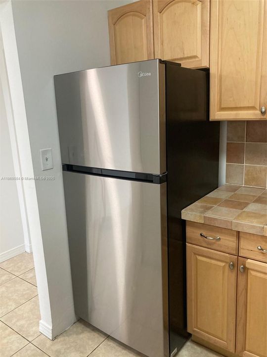 Active With Contract: $1,700 (1 beds, 1 baths, 740 Square Feet)