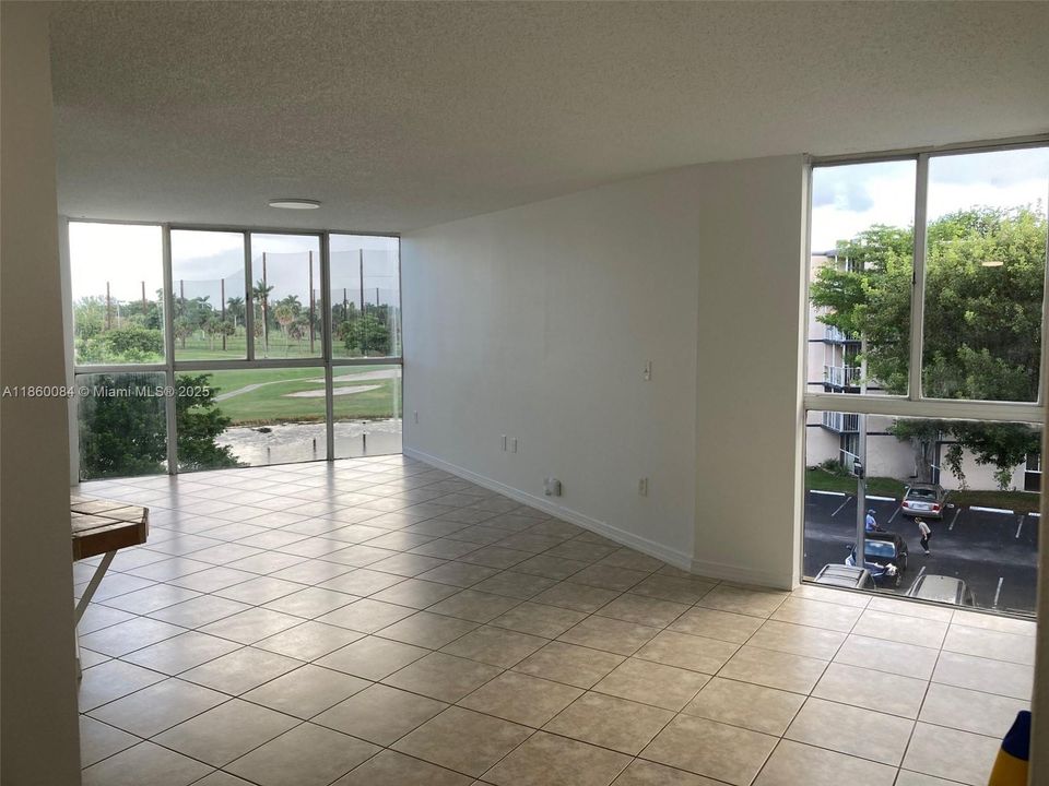 Active With Contract: $1,700 (1 beds, 1 baths, 740 Square Feet)
