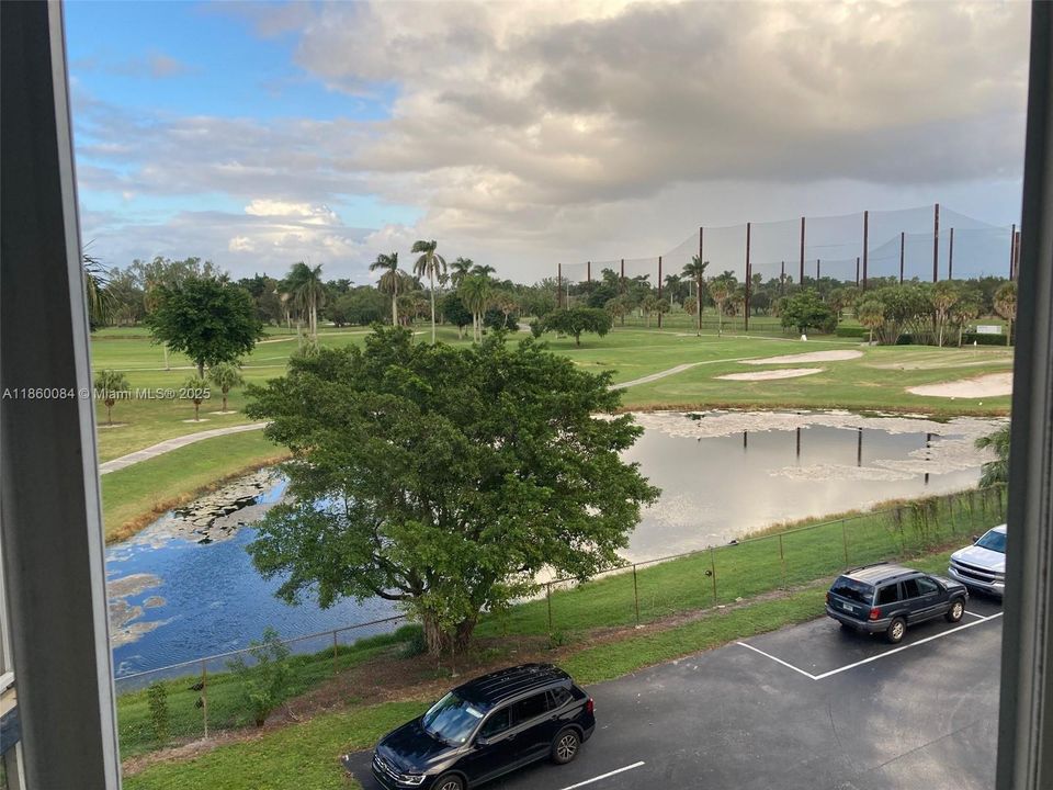 Active With Contract: $1,700 (1 beds, 1 baths, 740 Square Feet)