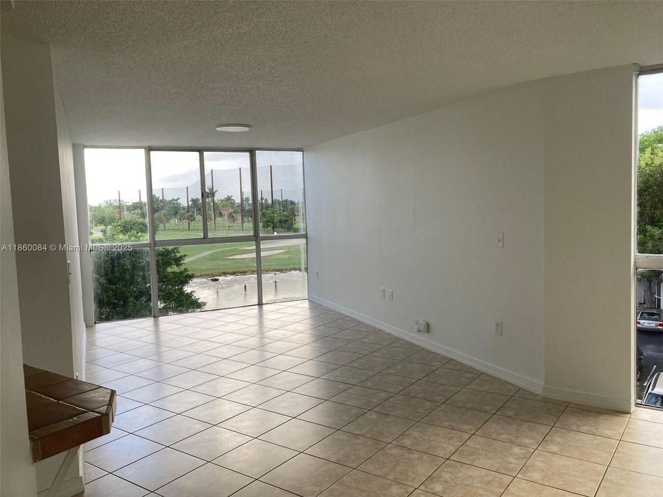 Active With Contract: $1,700 (1 beds, 1 baths, 740 Square Feet)