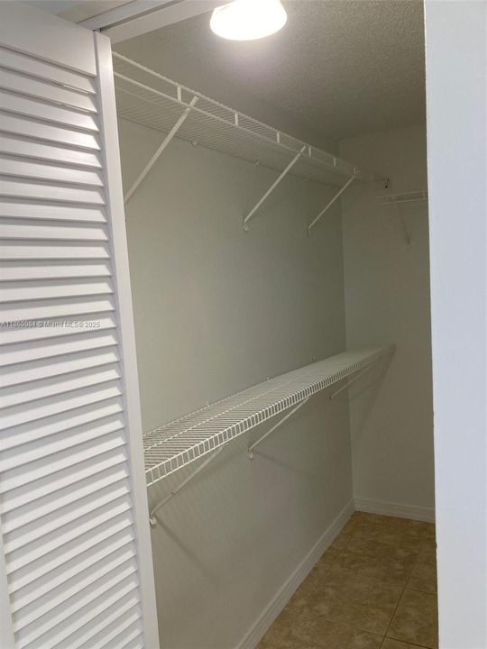 Active With Contract: $1,700 (1 beds, 1 baths, 740 Square Feet)