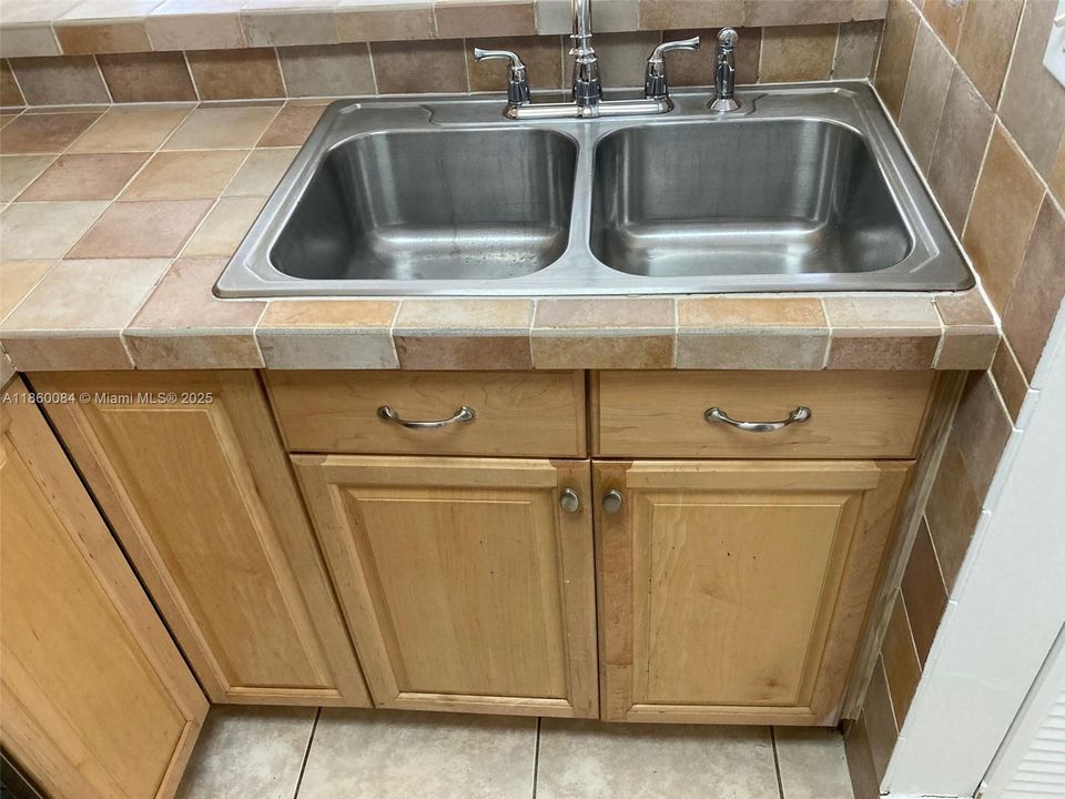 Active With Contract: $1,700 (1 beds, 1 baths, 740 Square Feet)