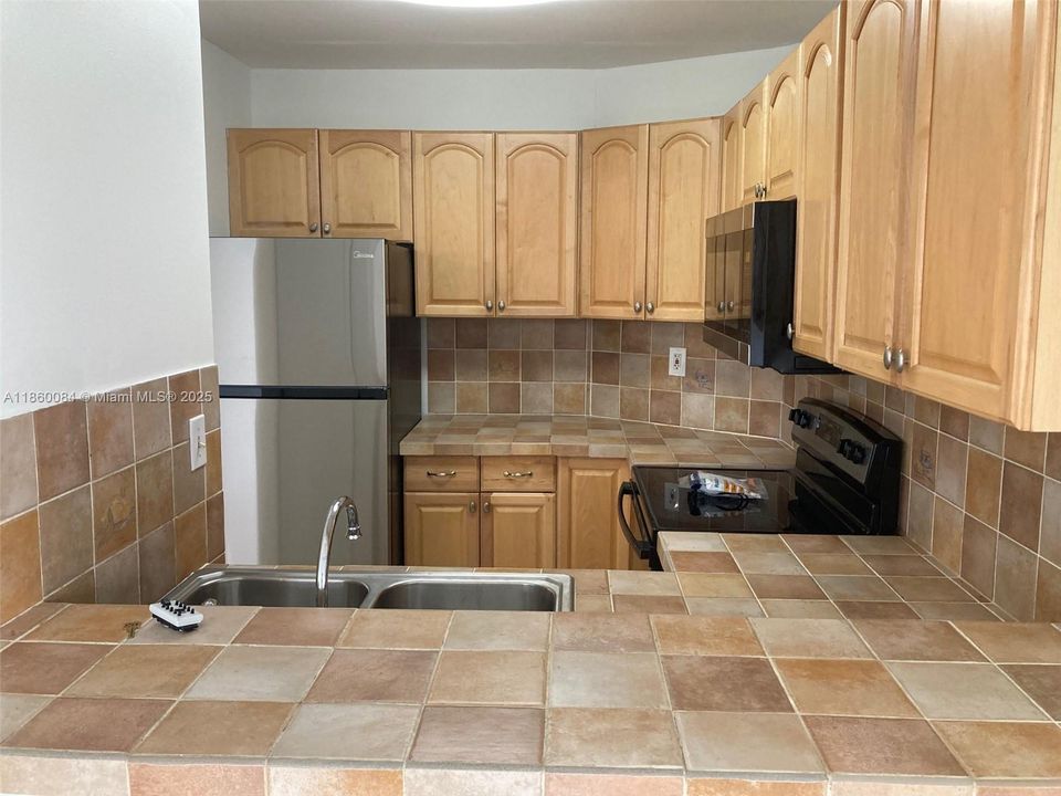 Active With Contract: $1,700 (1 beds, 1 baths, 740 Square Feet)