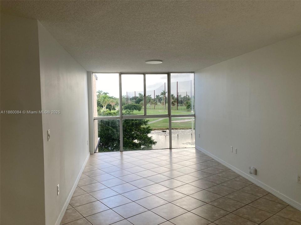 Active With Contract: $1,700 (1 beds, 1 baths, 740 Square Feet)