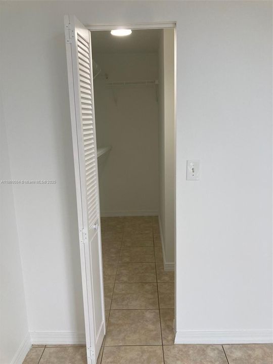 Active With Contract: $1,700 (1 beds, 1 baths, 740 Square Feet)