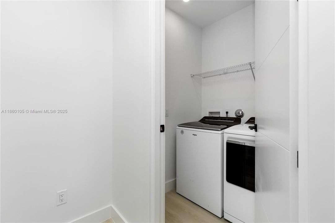 En Venta: $689,921 (3 camas, 3 baños, 1649 Pies cuadrados)