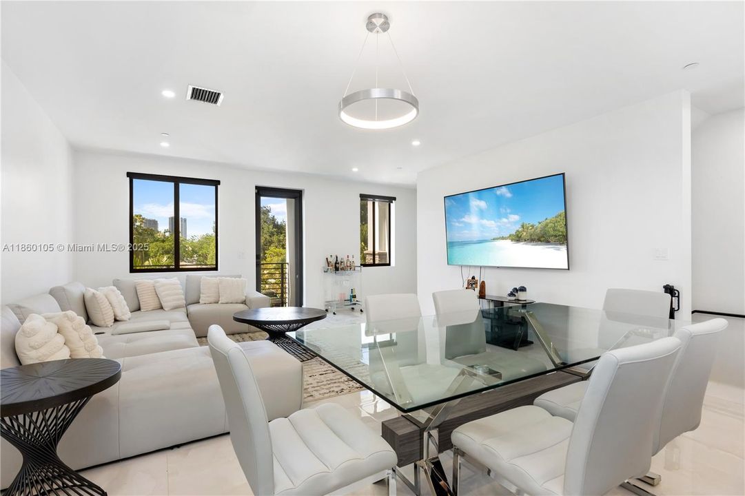 En Venta: $689,921 (3 camas, 3 baños, 1649 Pies cuadrados)