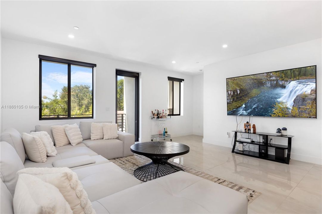 En Venta: $689,921 (3 camas, 3 baños, 1649 Pies cuadrados)