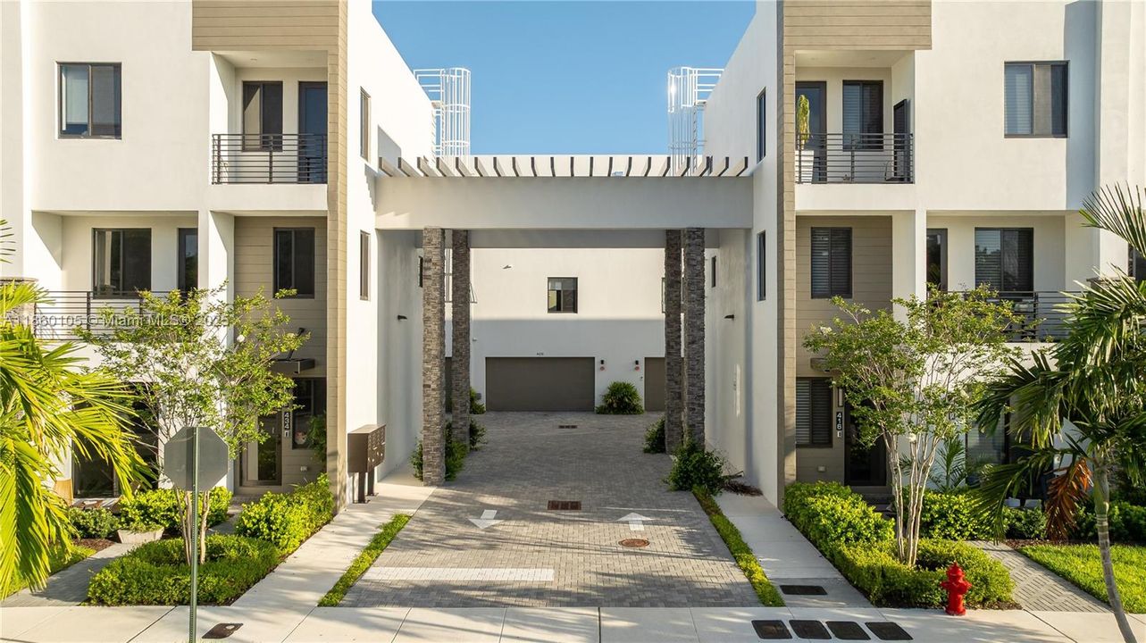 En Venta: $689,921 (3 camas, 3 baños, 1649 Pies cuadrados)