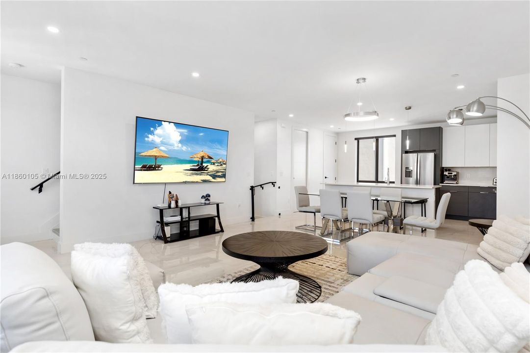 En Venta: $689,921 (3 camas, 3 baños, 1649 Pies cuadrados)