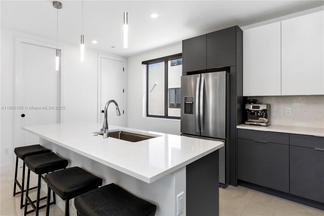 En Venta: $689,921 (3 camas, 3 baños, 1649 Pies cuadrados)