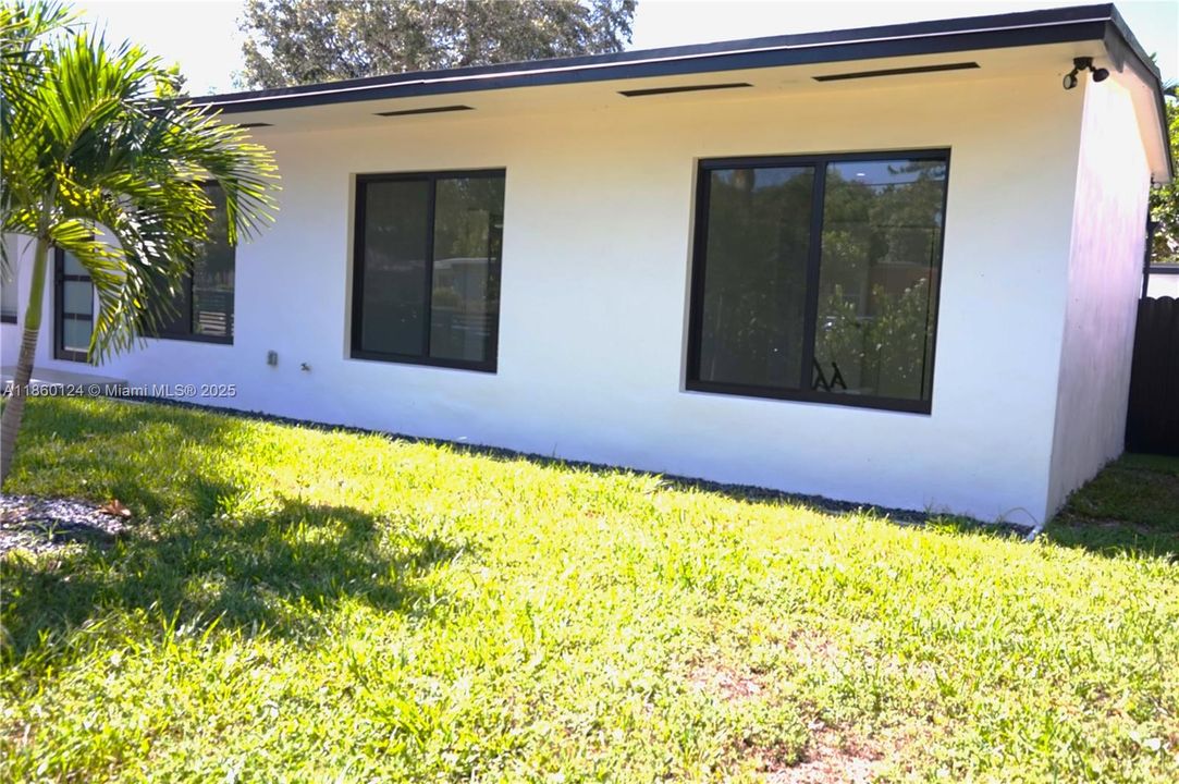 For Sale: $860,000 (2 beds, 1 baths, 1147 Square Feet)