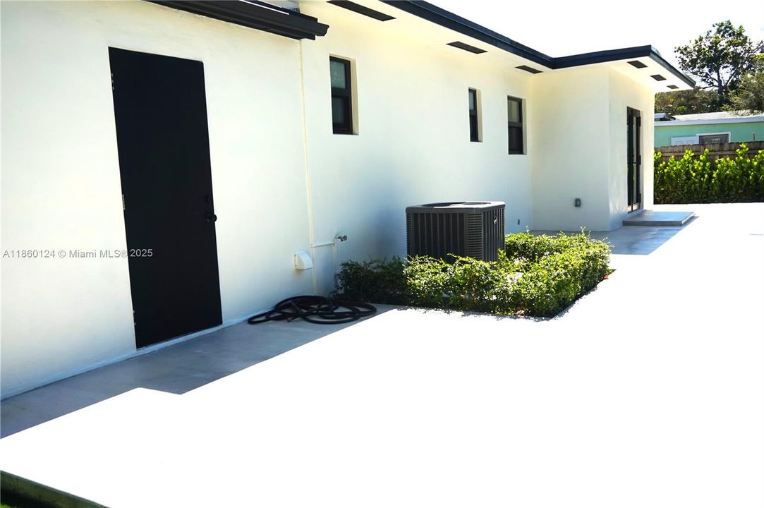 For Sale: $860,000 (2 beds, 1 baths, 1147 Square Feet)